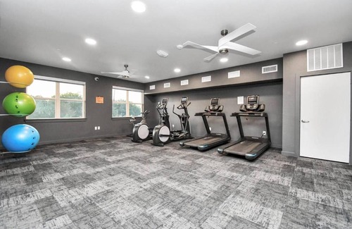 George Bush Park/Eldridge Apartment | Luxurious Experience