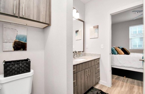 George Bush Park/Eldridge Apartment | Luxurious Experience