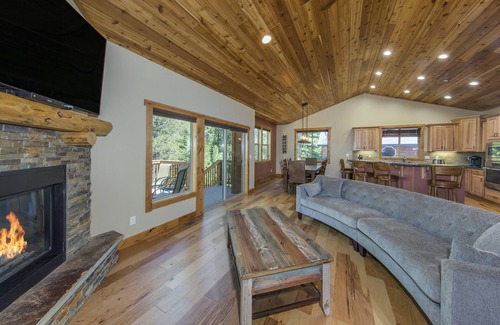 Tahoe Paradise House | Luxurious, Family Friendly, Hot Tub & AC