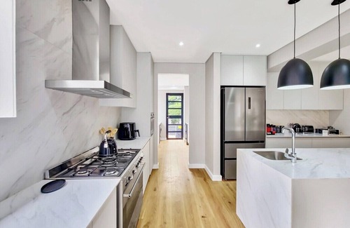 Newlands House | Luxurious Family home in Newlands with Pool