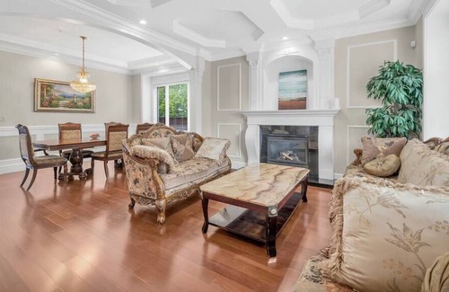 Vancouver South House | Luxurious Getaway in Vancouver Your Ensuite Oasis