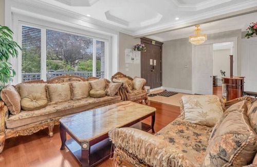 Vancouver South House | Luxurious Getaway in Vancouver Your Ensuite Oasis