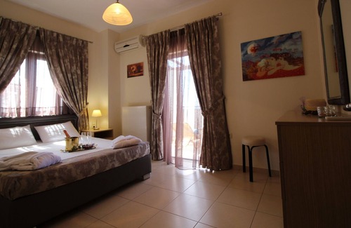 Skaleta Villa | Luxurious Villa IV,heated shared pool,Sauna,Bikes,gym 2 Minutes to Sandy Beach