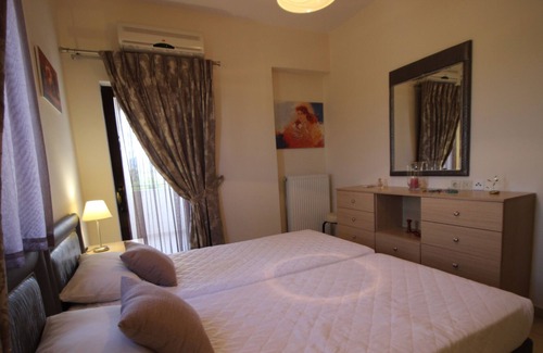 Skaleta Villa | Luxurious Villa IV,heated shared pool,Sauna,Bikes,gym 2 Minutes to Sandy Beach