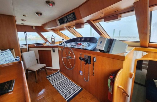Gulfport Boat Rental | Luxurious Gulfport Yacht Stay – 6 Bedroom Yacht, Sleeps 13!