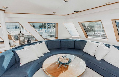 Gulfport Boat Rental | Luxurious Gulfport Yacht Stay – 6 Bedroom Yacht, Sleeps 13!