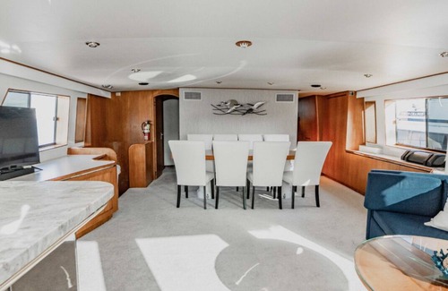 Gulfport Boat Rental | Luxurious Gulfport Yacht Stay – 6 Bedroom Yacht, Sleeps 13!
