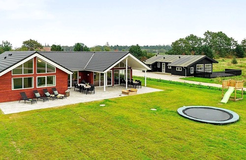 Grenaa House | Luxurious Holiday Home in Grenå with Whirlpool