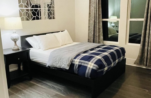 Mountain Island House | Luxurious home for families & professionals