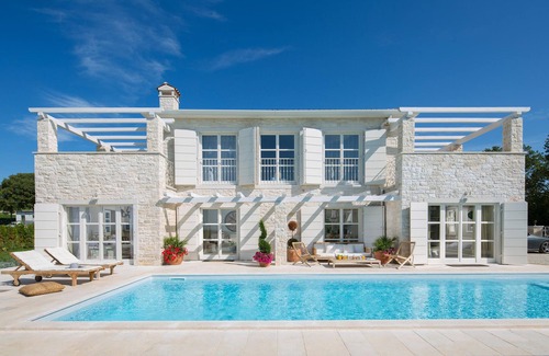 Baderna House | Luxurious home in Visnjan with private swimming pool, can be inside or outside