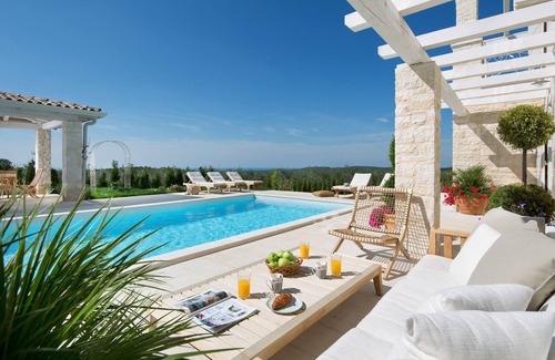 Baderna House | Luxurious home in Visnjan with private swimming pool, can be inside or outside