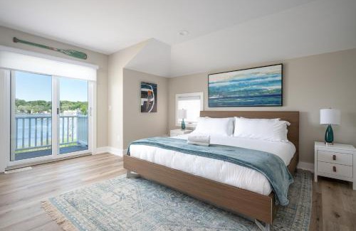 Douglas Apartment | Luxurious Home on Lake Kalamazoo