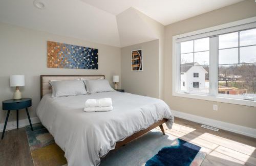 Douglas Apartment | Luxurious Home on Lake Kalamazoo