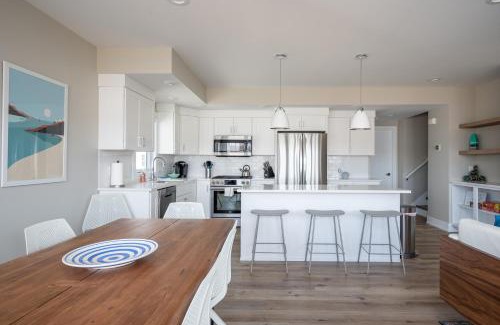 Douglas Apartment | Luxurious Home on Lake Kalamazoo