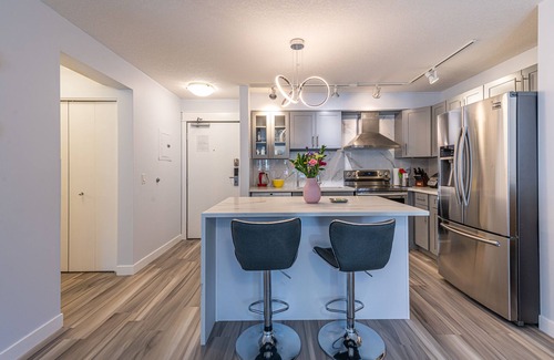 Canmore Apartment | Luxurious Honeymoon & Anniversary Suite