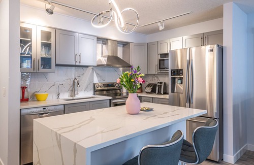Canmore Apartment | Luxurious Honeymoon & Anniversary Suite