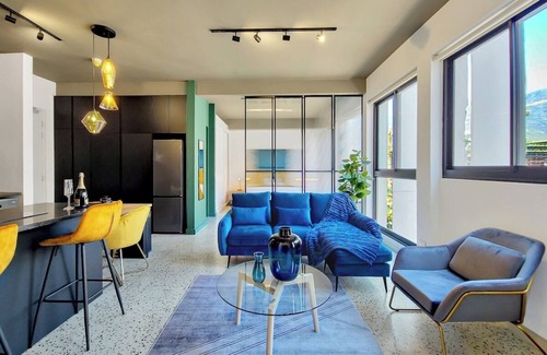 Foreshore Apartment | Luxurious hotel-type living couples retreat- pool