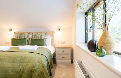 Cheltenham House | Luxurious House Lodge & Garden Private Parking