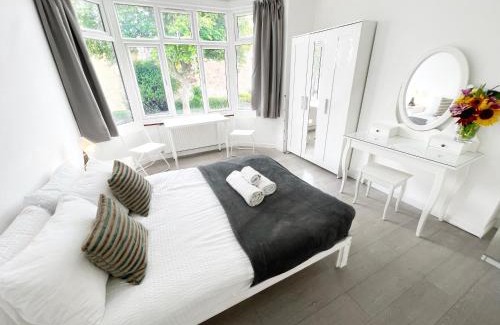 East Ham South House | Luxurious House near Excel- Air Conditioning, 9 Beds, 2 Baths, Garden, fast WiFi