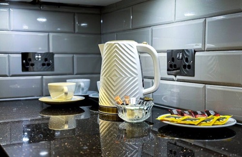 William Morris House | Luxurious House with Spa Bath & Private Garden