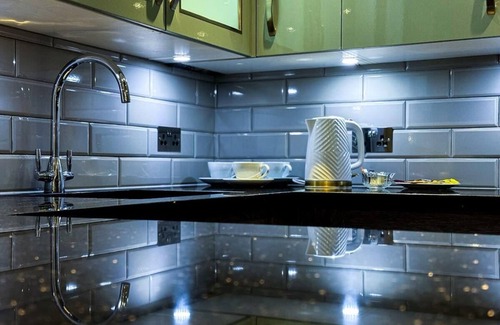 William Morris House | Luxurious House with Spa Bath & Private Garden