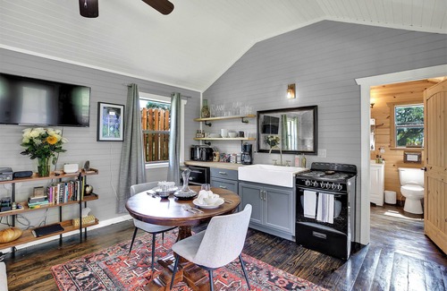 Fredericksburg Cottage | Luxurious & Intimate Cottage in Fred Wine Country!