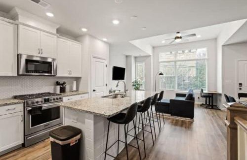 Charlotte House | Luxurious King 3BR Townhouse in Uptown Charlotte!