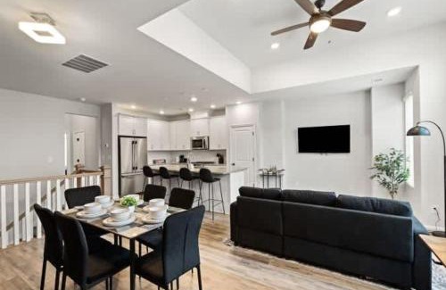 Charlotte House | Luxurious King 3BR Townhouse in Uptown Charlotte!