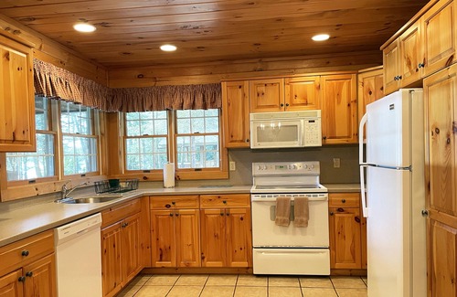 Reeders Cabin | Luxurious Lake View Log Cabin with Firepit in the Poconos
