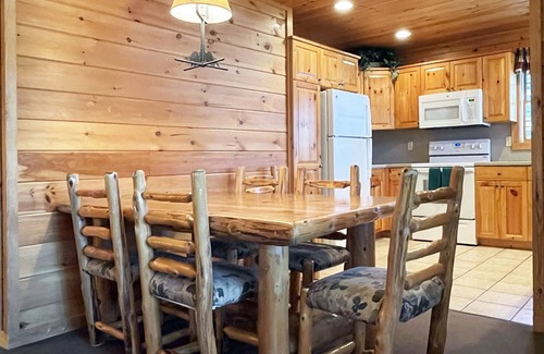 Reeders Cabin | Luxurious Lake View Log Cabin with Firepit in the Poconos