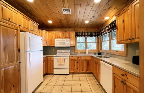 Reeders Cabin | Luxurious Lake View Log Cabin with Firepit in the Poconos