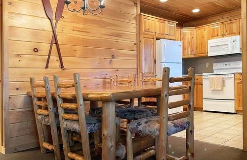 Reeders Cabin | Luxurious Lake View Log Cabin with Firepit in the Poconos