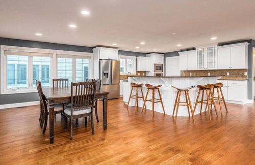 Howard House | Luxurious Lakefront Apple Valley Estate 6,000 sqft