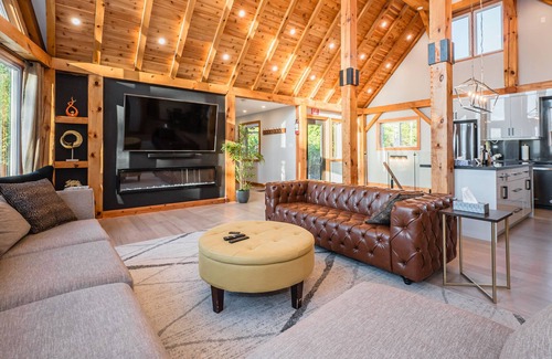Lion's Head Cottage | Luxurious Lakefront Mansion: Your Dream Getaway!