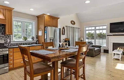 East Wakefield House | Luxurious Lakefront Home on the sparkling Balch Lake with spectacular waterviews