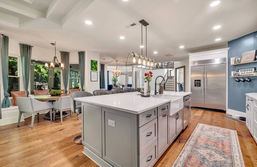 Weddington House | Luxurious Lakefront Villa in Weddington