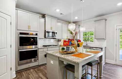 Cliftondale House | Luxurious, Lavish 3000 Sq Ft 3BR Home! W/Big Yard