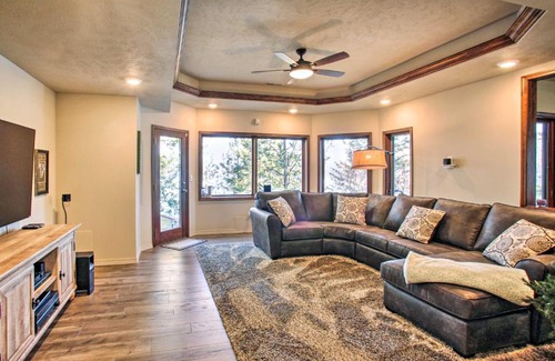 Liberty Lake House | Luxurious Liberty Lake Hideaway with Hot Tub!