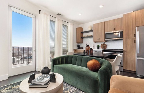 Westside Apartment | Luxurious living Midtown/free on site parking!