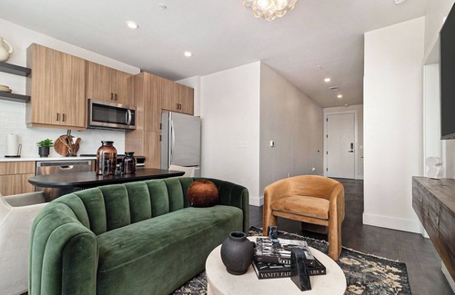 Westside Apartment | Luxurious living Midtown/free on site parking!