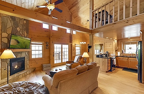 Old Fort House | Luxurious log cabin w/stunning views, WiFi, hot tub + 15 mins to Black Mountain