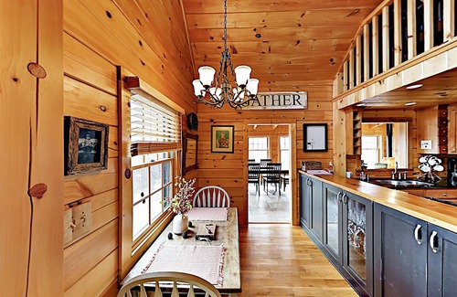 Old Fort House | Luxurious log cabin w/stunning views, WiFi, hot tub + 15 mins to Black Mountain