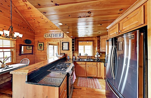 Old Fort House | Luxurious log cabin w/stunning views, WiFi, hot tub + 15 mins to Black Mountain