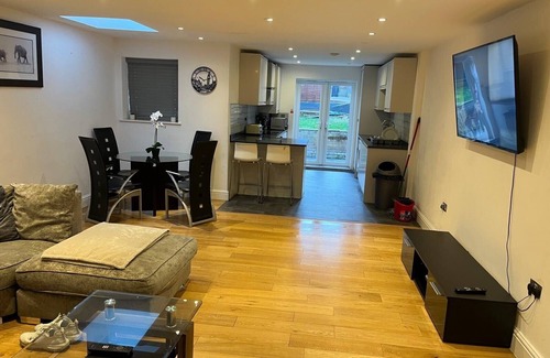Southgate House | Luxurious London House With 6 Bedrooms
