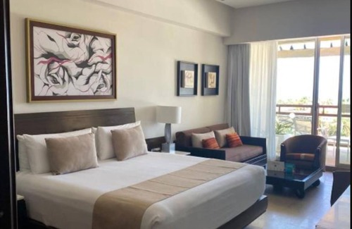Zona Hotelera Resort | Luxurious Master bedroom @Vidanta Mayan Palace, San Jose Los Cabos