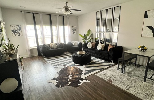 Grovetown House | LUXURIOUS MASTER'S WEEK 2br townhome, 20 mins away WiFi, Washer/Dryer, Sleeps 6.