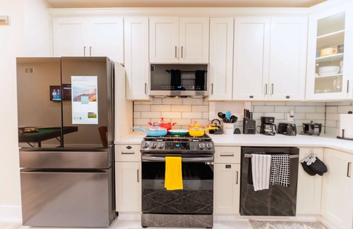 Orange House | Luxurious Master BR suite w/Hot tub, Pool table ,Parking & perfect for long stay