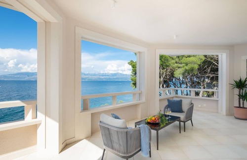 Sutivan Villa | Luxurious Mediterranean Villa With Emerald Water