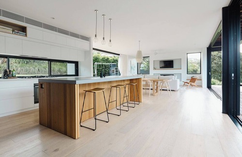 Ewingsdale House | Luxurious modern family home w/pool & spacious gardens, 7 minutes to the beach!