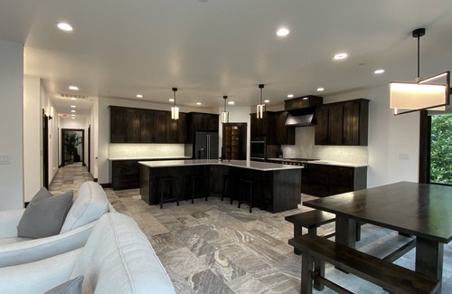 Coos Bay House | Luxurious Modern Retreat with 3 King Suites